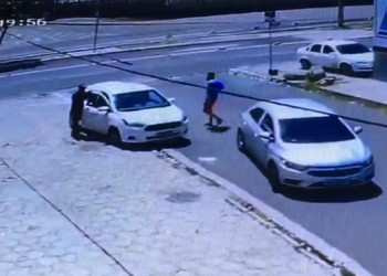 Câmera flagra três homens roubando carro em frente ao estádio Albertão